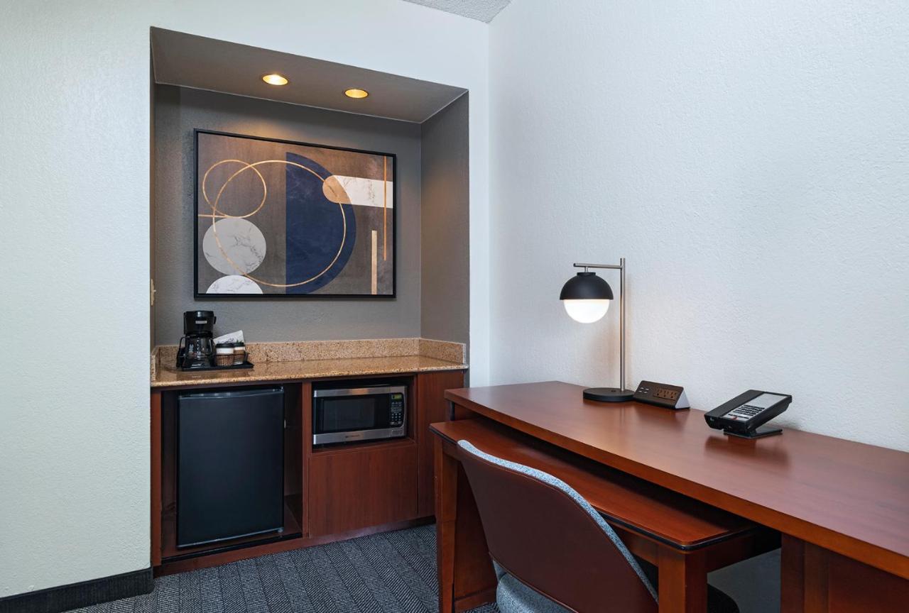 Courtyard By Marriott Dallas Richardson At Spring Valley Exterior photo
