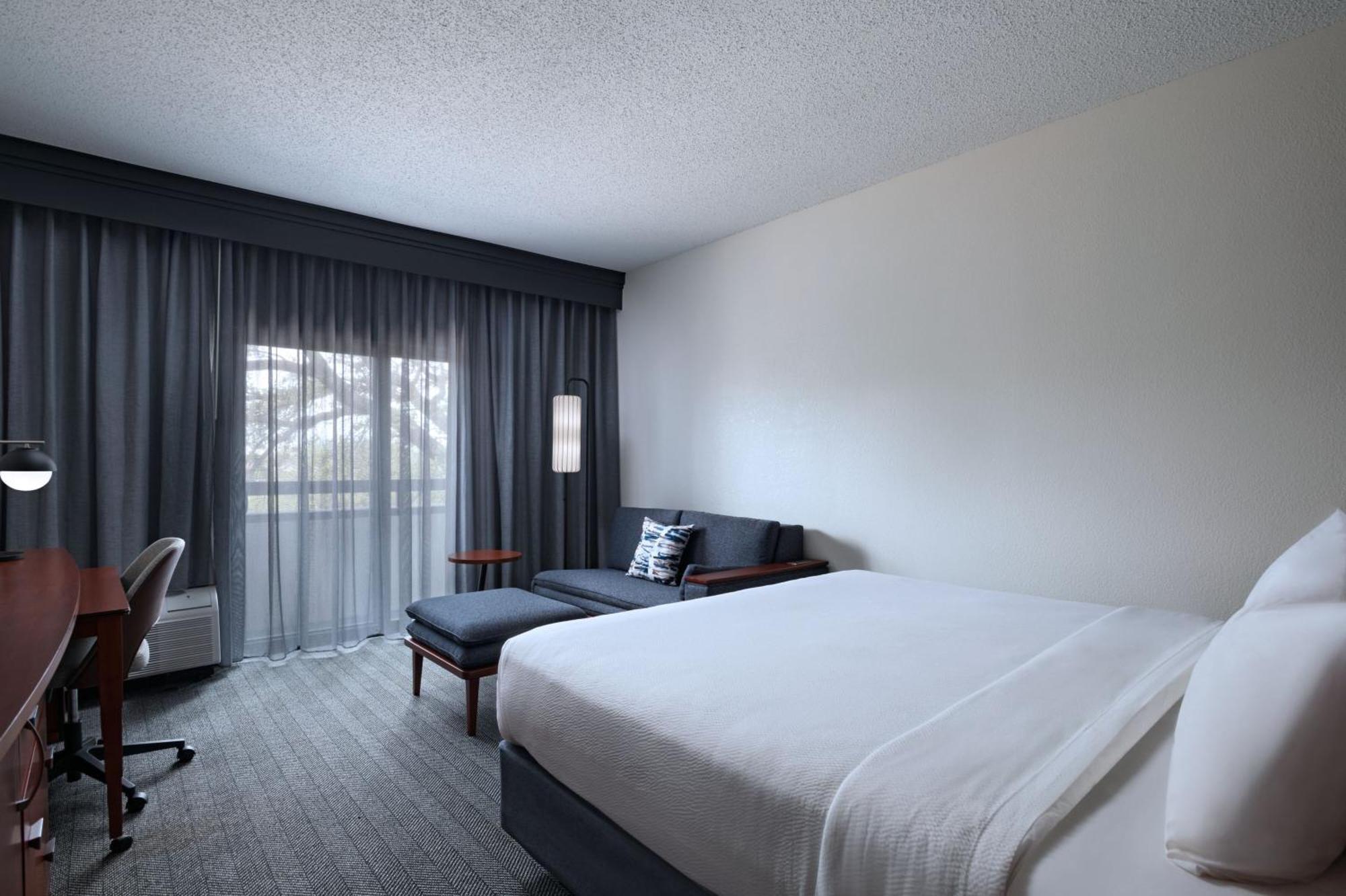 Courtyard By Marriott Dallas Richardson At Spring Valley Exterior photo